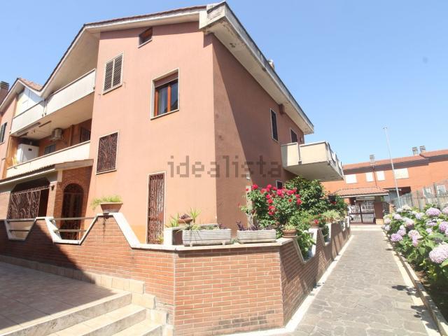 Case e ville in vendita di 290 m² in Via della Lucchina