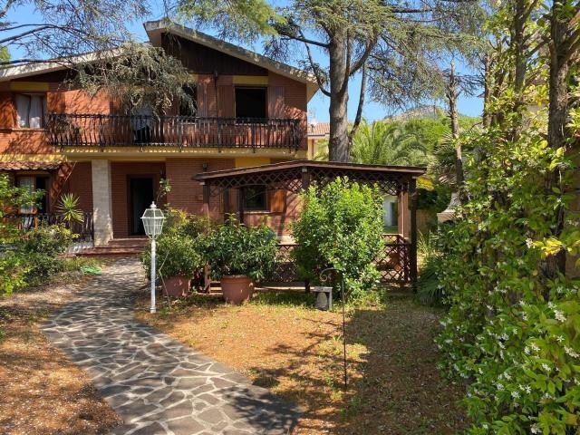 Case e ville in vendita di 290 m² in Via delle Azalee