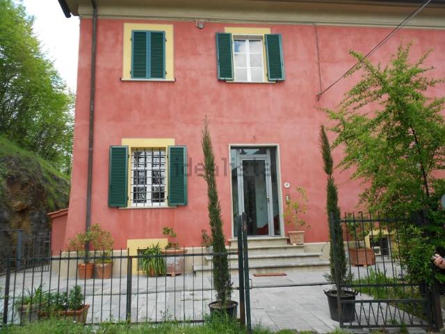 Case e ville in vendita di 290 m² in Via delle Piane, 10