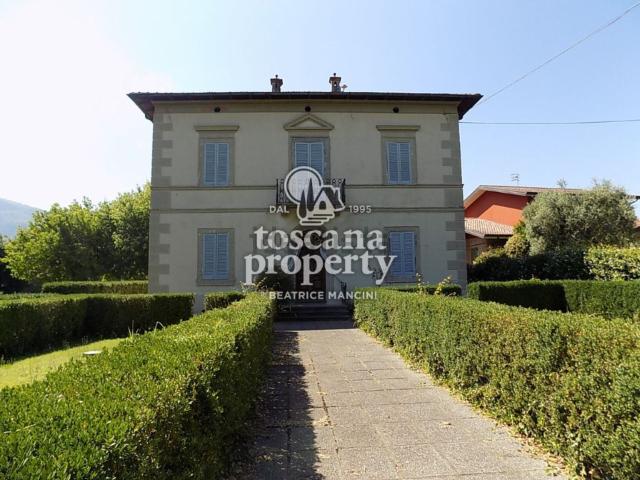 Case e ville in vendita di 290 m² in Via di Coreglia