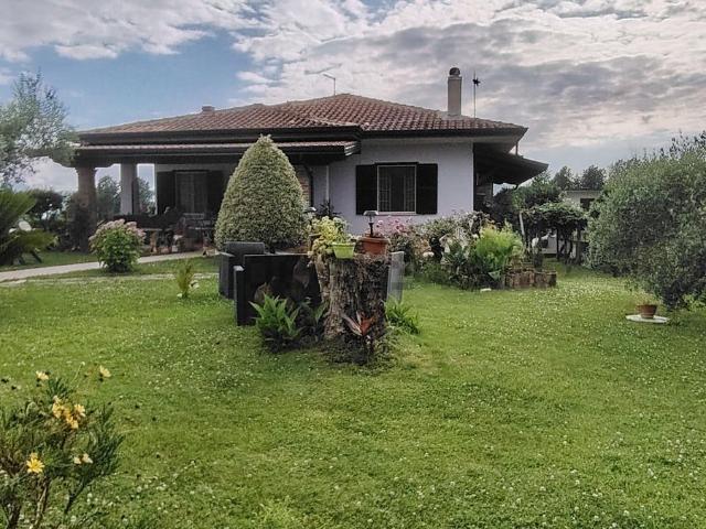 Case e ville in vendita di 290 m² in Via Fontana Colasanti, 24
