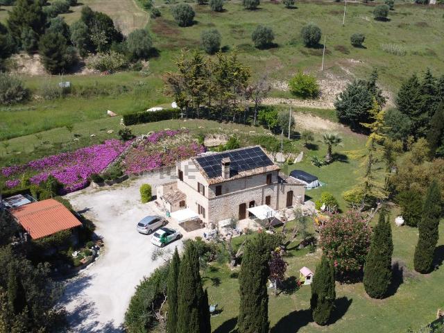 Case e ville in vendita di 290 m² in Via Fonte Serpe