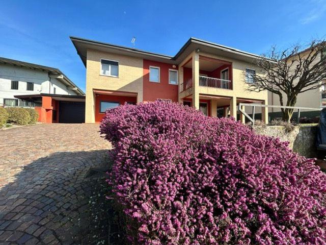 Case e ville in vendita di 290 m² in Via Montello, 55