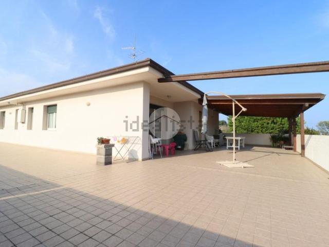 Case e ville in vendita di 290 m² in Via Nazionale per Teramo, 6