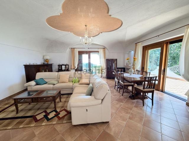 Case e ville in vendita di 290 m² in Via Nicola Iacono, 25