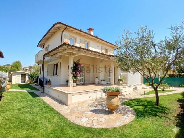 Case e ville in vendita di 290 m² in Via Palestro