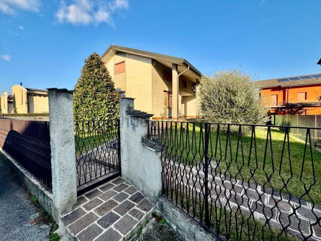 Case e ville in vendita di 290 m² in Via Parini, 4