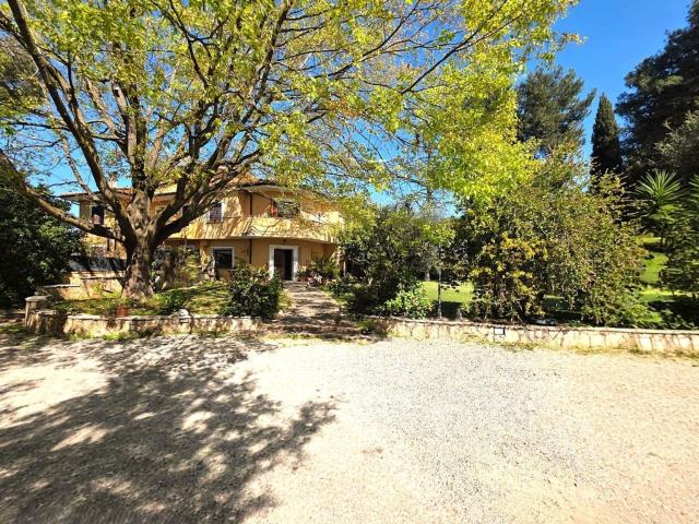 Case e ville in vendita di 290 m² in Via Prato la Corte