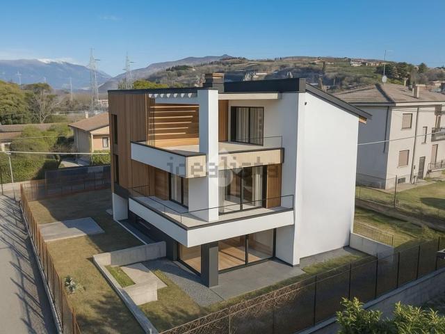 Case e ville in vendita di 290 m² in Via Quaiara, 5