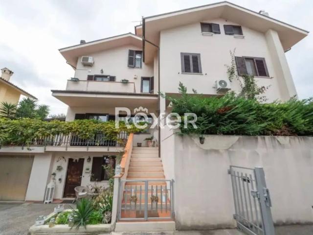 Case e ville in vendita di 290 m² in Via Torremontanara