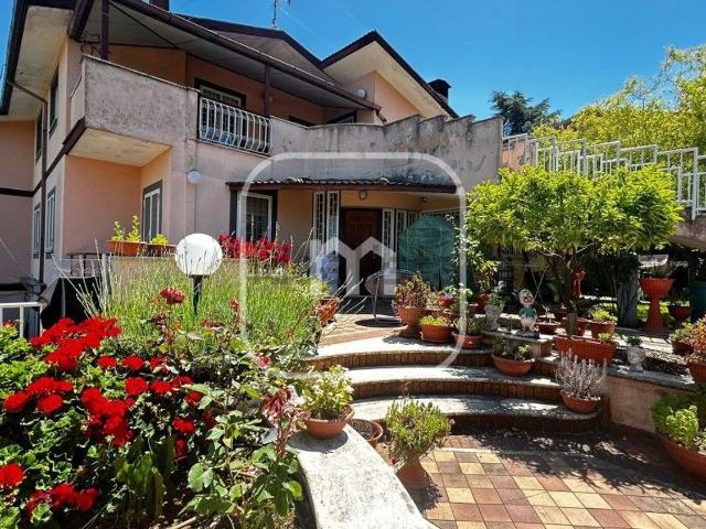 Case e ville in vendita di 290 m² in Via Tende