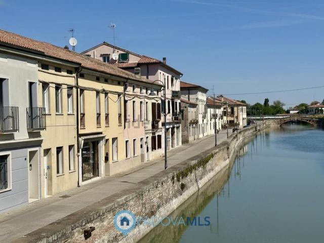 Case e ville in vendita di 290 m² in Via Terme, 58