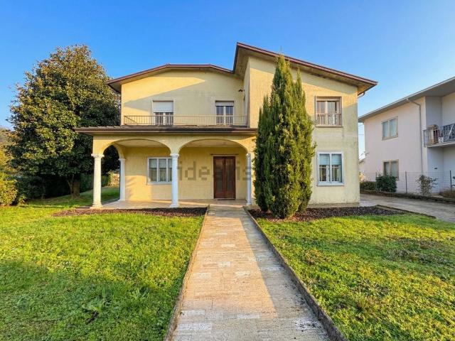 Case e ville in vendita di 290 m² in Strada per Casaloldo, 32
