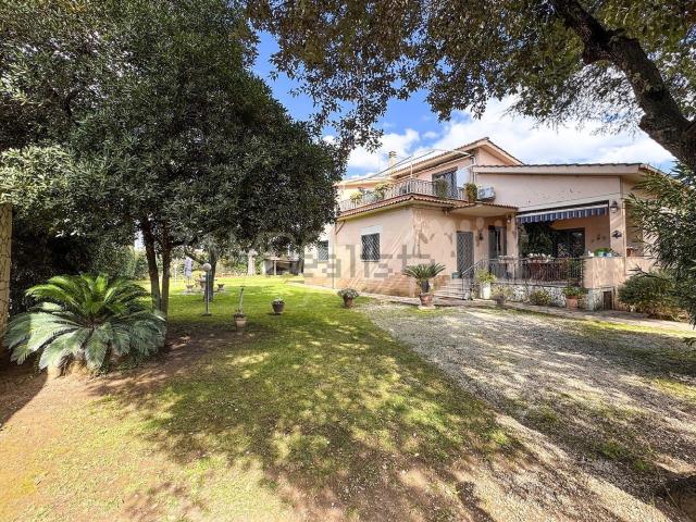 Case e ville in vendita di 291 m² in Via Strigno, 11