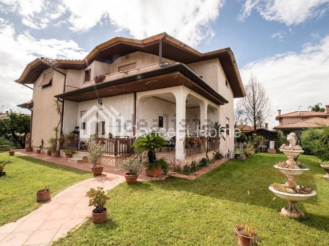 Case e ville in vendita di 292 m² in Via degli Aceri, 25