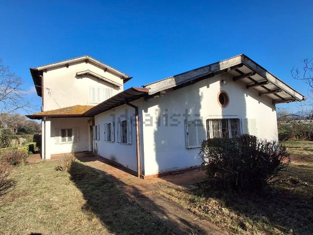 Case e ville in vendita di 292 m² in Via U. Zani, 44