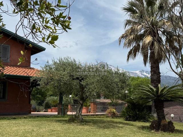 Case e ville in vendita di 293 m² in Via Caccamo