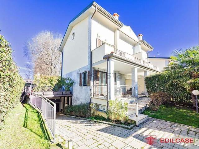 Case e ville in vendita di 293 m² in Via Carlo Maria Maggi