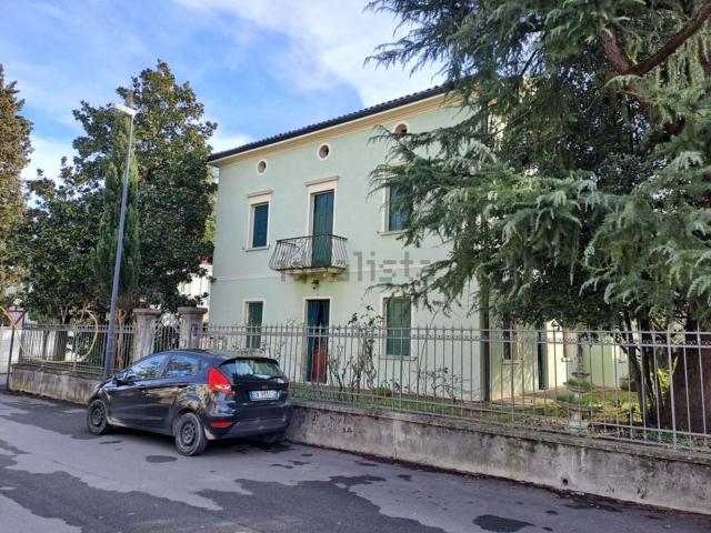 Case e ville in vendita di 293 m² in Via Emo
