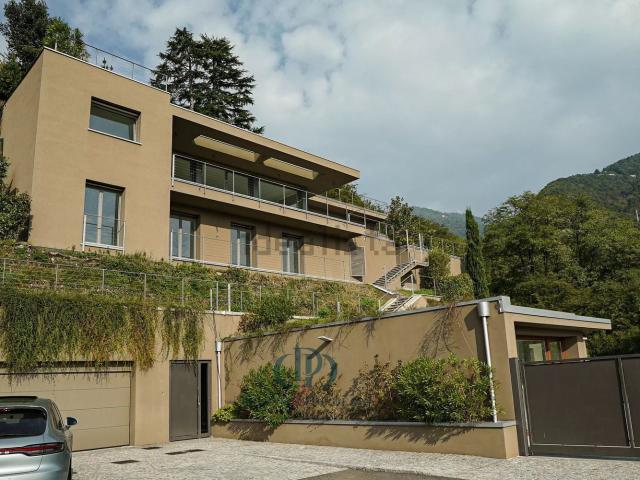 Case e ville in vendita di 293 m² in Via Erba