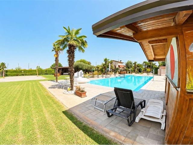 Case e ville in vendita di 293 m² in Via Isacchina, 18