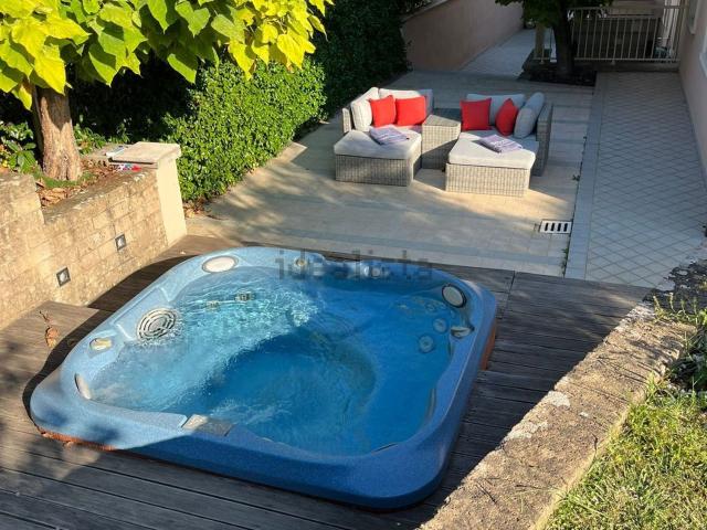 Case e ville in vendita di 293 m² in Viale Mario Bustichini