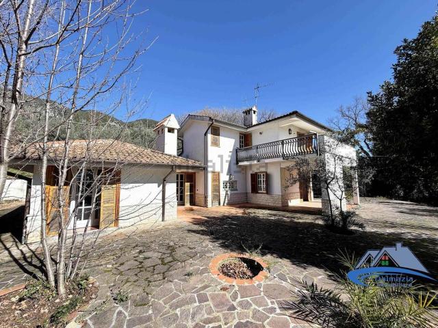 Case e ville in vendita di 293 m² in Strada di Piedimonte, 62