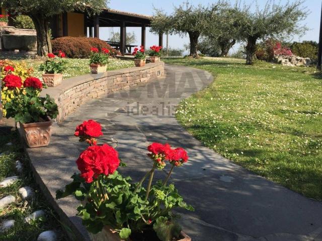 Case e ville in vendita di 294 m² in Via Lizzano, 303