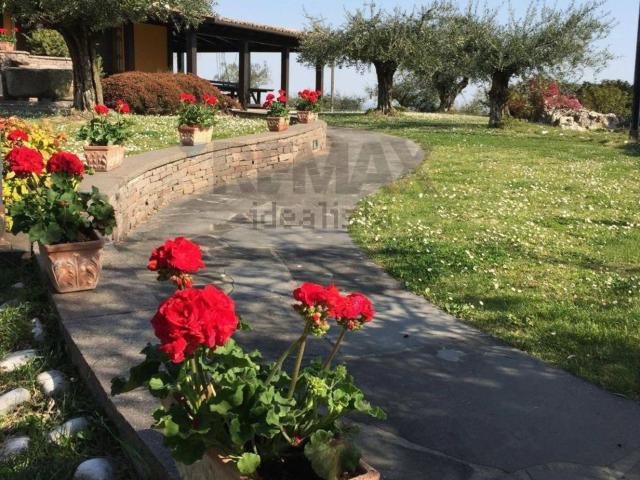 Case e ville in vendita di 294 m² in Via Lizzano, 303