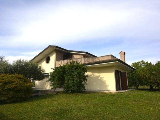 Case e ville in vendita di 295 m² in Via G. Marinelli
