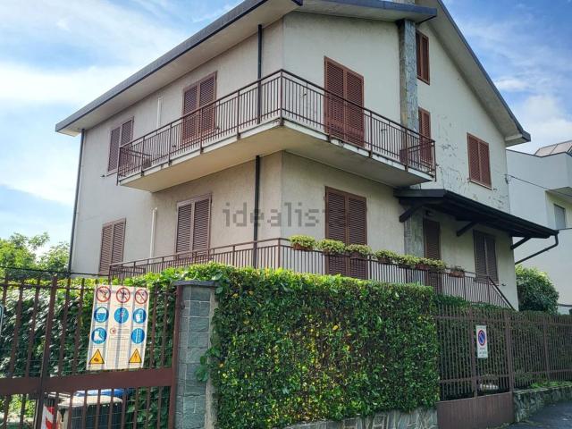 Case e ville in vendita di 295 m² in Via Giovanni Verga