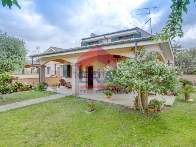 Case e ville in vendita di 295 m² in Via del Mare, 171