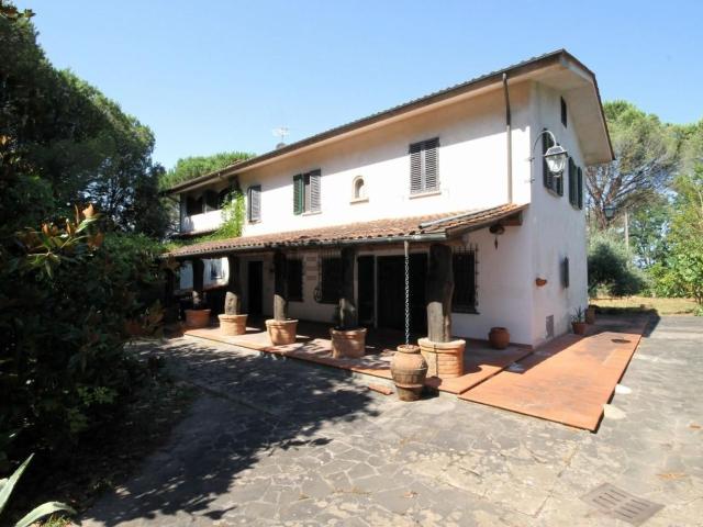 Case e ville in vendita di 295 m² in Via San Piero, 12