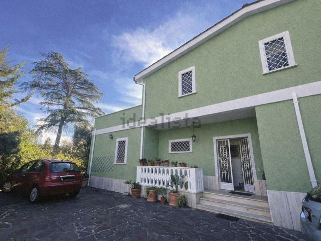 Case e ville in vendita di 295 m² in Via Ponte Gardena