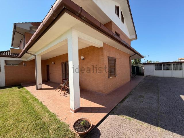 Case e ville in vendita di 295 m² in Via Valmontone, 17