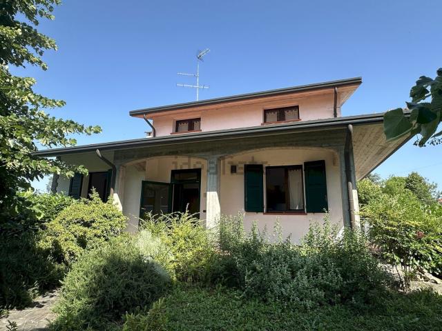 Case e ville in vendita di 295 m² in Via XXV Aprile, 13