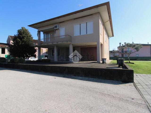 Case e ville in vendita di 296 m² in Via per Piavon