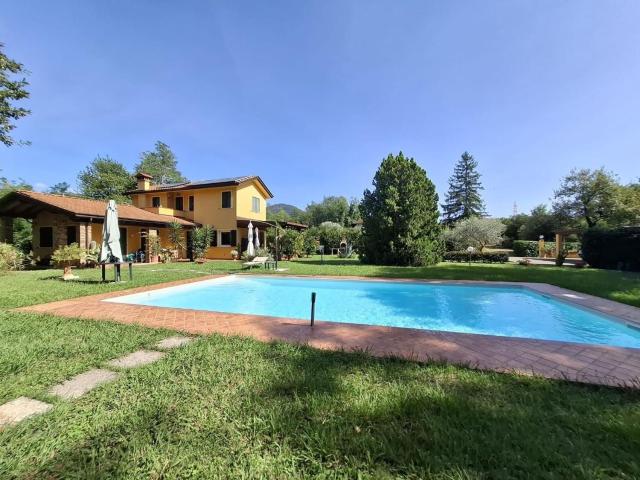 Case e ville in vendita di 297 m² in Via Corta