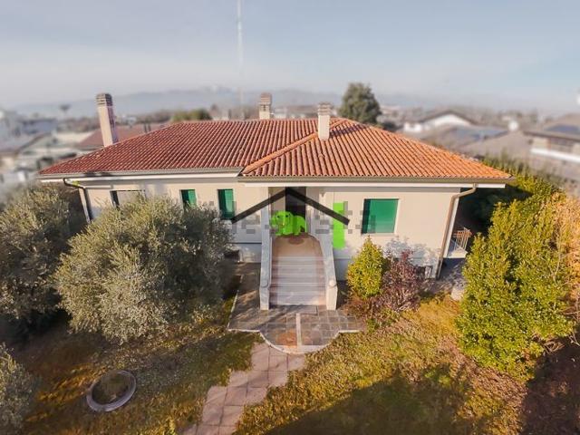 Case e ville in vendita di 297 m² in Via Alessandro Volta