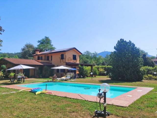 Case e ville in vendita di 297 m² in Via del Maggiore, 10