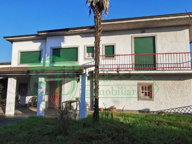 Case e ville in vendita di 297 m² in Via U. Foscolo, 9