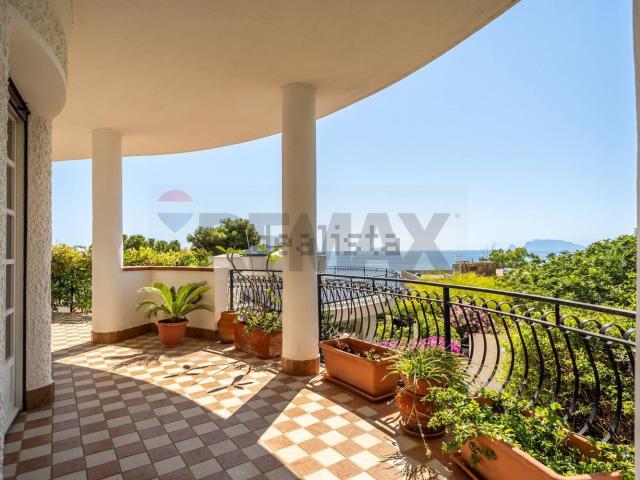Case e ville in vendita di 297 m² in Lungomare Cristoforo Colombo, 750