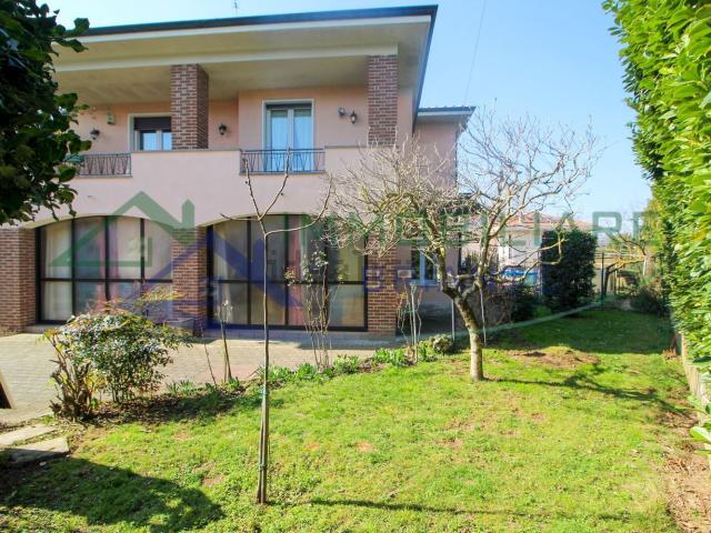 Case e ville in vendita di 298 m² in Via Giovanni Pascoli