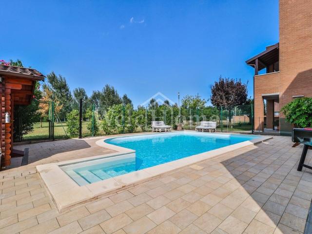 Case e ville in vendita di 298 m² in Via Elisabetta Sirani