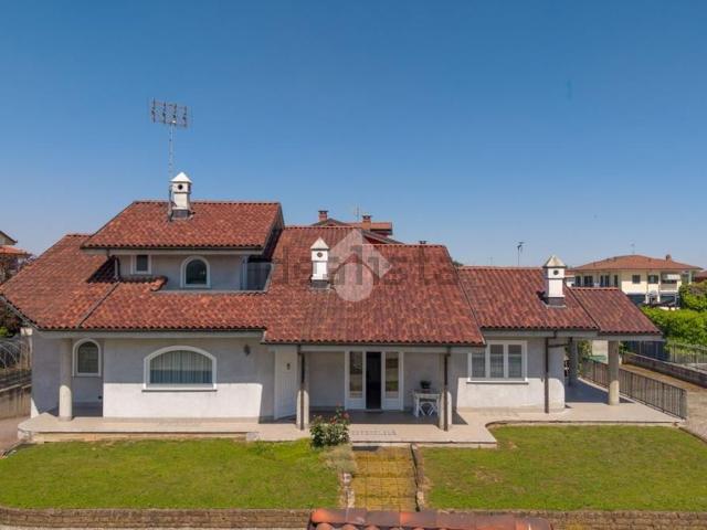 Case e ville in vendita di 298 m² in Via Vecchia di Cuneo, 3