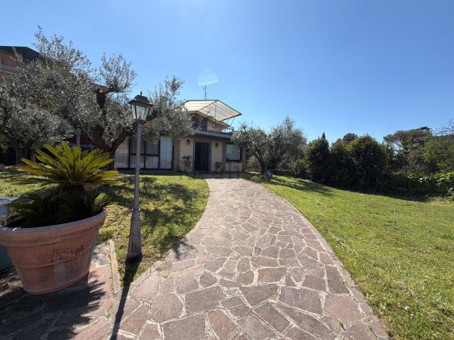 Case e ville in vendita di 299 m²