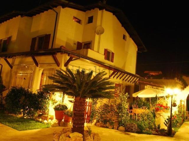 Case e ville in vendita di 300 m²