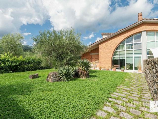 Case e ville in vendita di 300 m² in Via Montalese