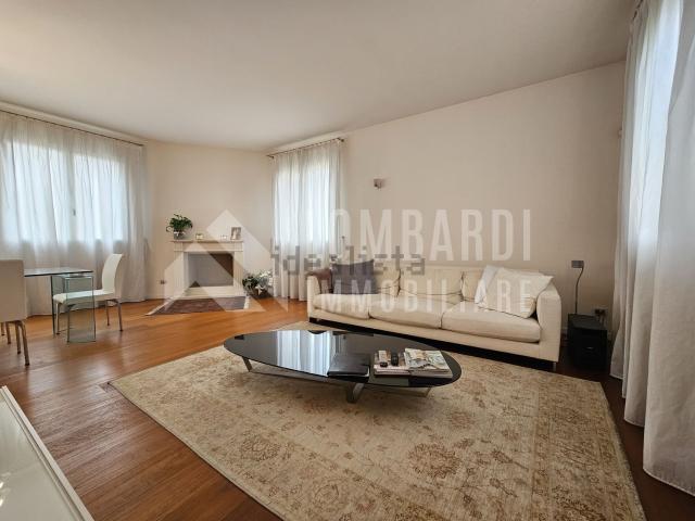 Case e ville in vendita di 300 m² in Via C. Battisti