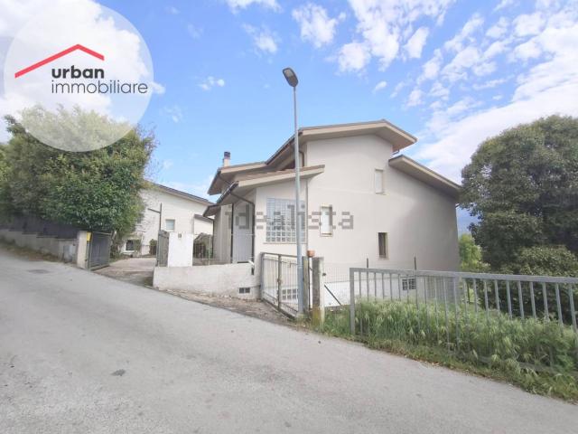 Case e ville in vendita di 300 m² in Via Collevernesco